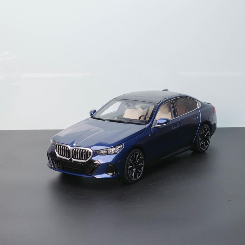 Minichamps 1:18 BMW i5 Alloy Model – Elegant Electric Precision
