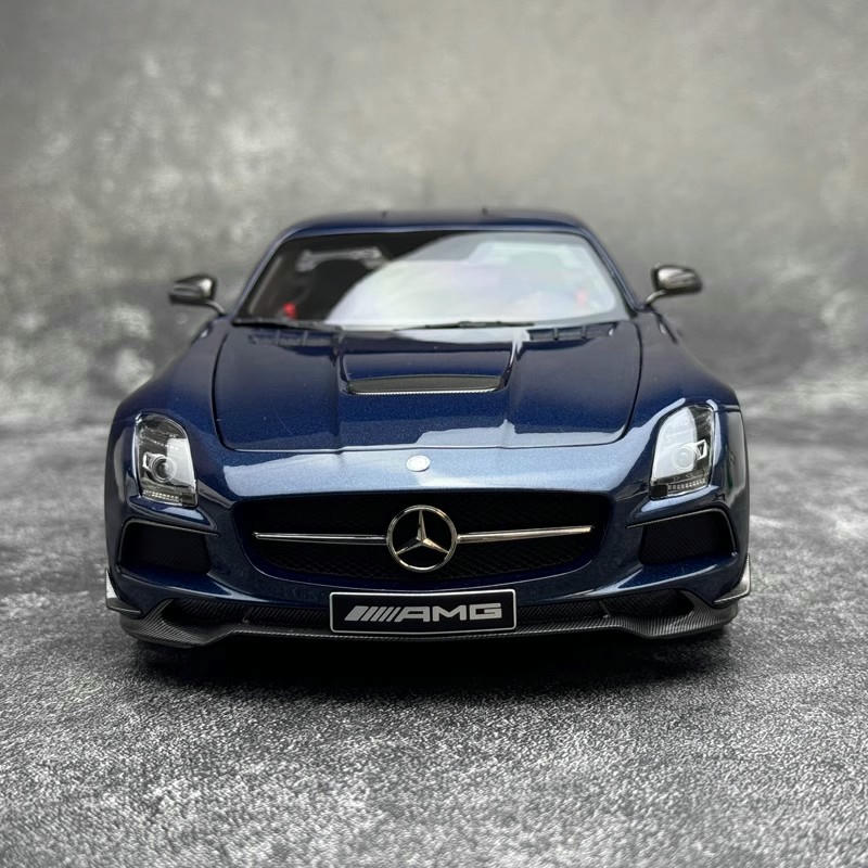 Minichamps 1 :18 Mercedes-Benz SLS AMG RoadsterDiecast Model Car – Metallic Blue