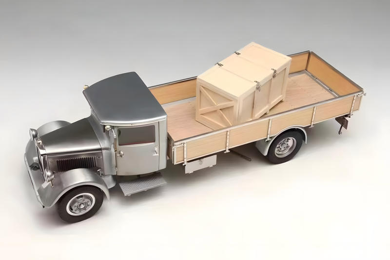 CMC 1:18 Mercedes-Benz LO 2750 Racing Car Transporter— Silver M-171