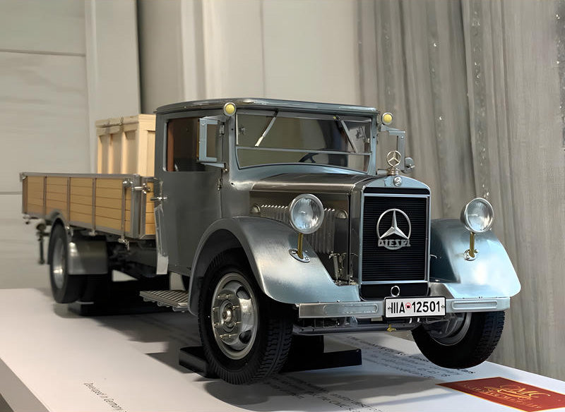 CMC 1:18 Mercedes-Benz LO 2750 Racing Car Transporter— Silver M-171