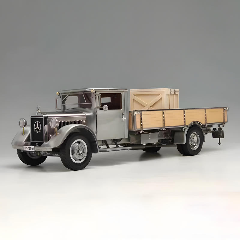 CMC 1:18 Mercedes-Benz LO 2750 Racing Car Transporter— Silver M-171