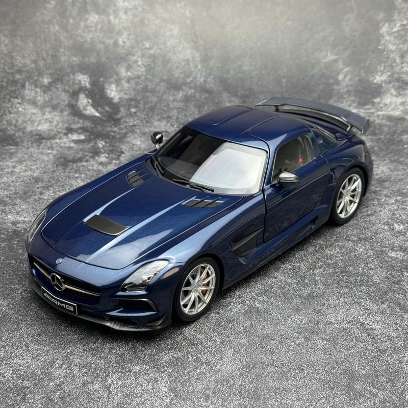 Minichamps 1 :18 Mercedes-Benz SLS AMG RoadsterDiecast Model Car – Metallic Blue