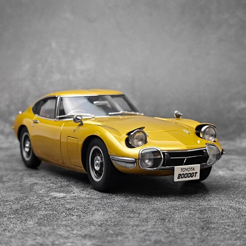 AUTOart 1:18 DeLorean-Inspired Gold Collectible Model (6-Door Opening, Flip-Up Lights, Interior Detail)(79549)