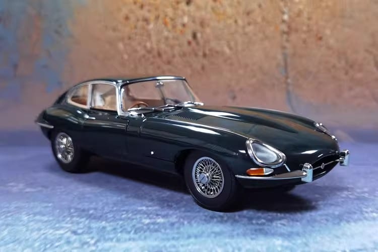 Jaguar E-Type 60th Anniversary 1:18 Die-Cast Alloy Model (Classic Sealed Box Edition)