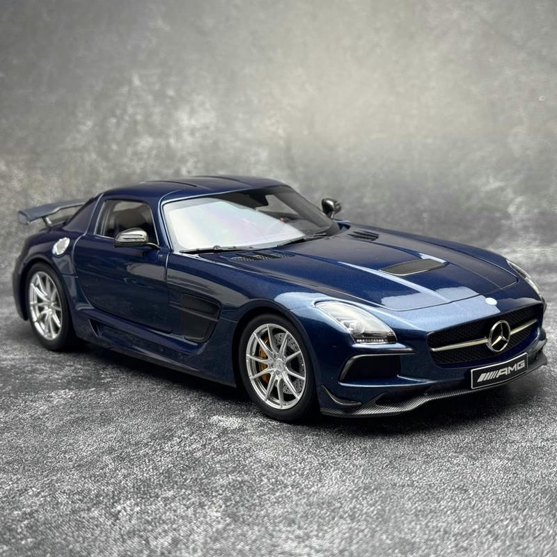 Minichamps 1 :18 Mercedes-Benz SLS AMG RoadsterDiecast Model Car – Metallic Blue