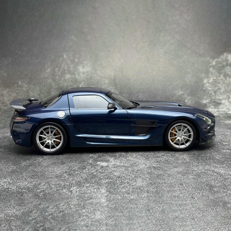 Minichamps 1 :18 Mercedes-Benz SLS AMG RoadsterDiecast Model Car – Metallic Blue