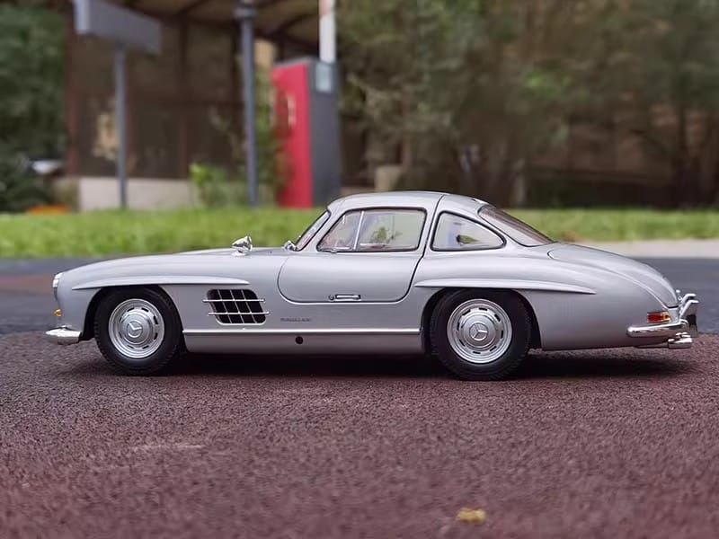 Minichamps 1:18 Mercedes-Benz 300SL W198 1954 “Gullwing” Diecast Model Car