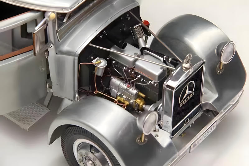 CMC 1:18 Mercedes-Benz LO 2750 Racing Car Transporter— Silver M-171