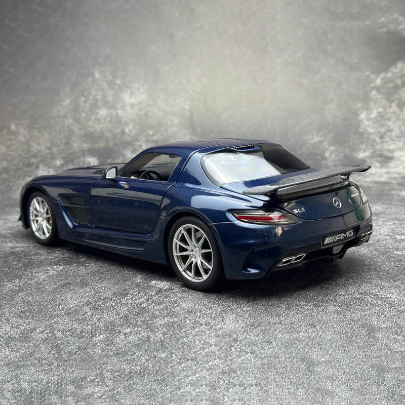 Minichamps 1 :18 Mercedes-Benz SLS AMG RoadsterDiecast Model Car – Metallic Blue