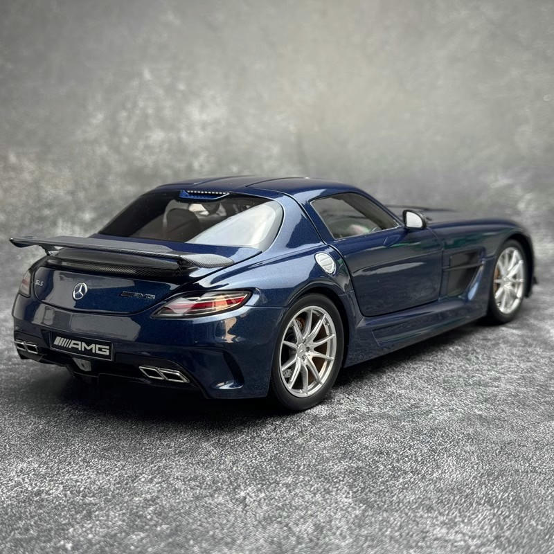 Minichamps 1 :18 Mercedes-Benz SLS AMG RoadsterDiecast Model Car – Metallic Blue