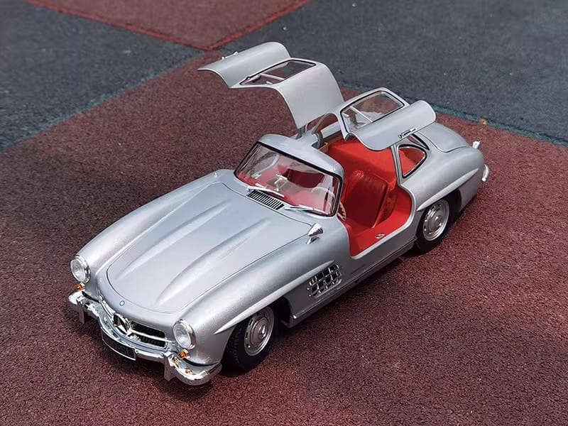 Minichamps 1:18 Mercedes-Benz 300SL W198 1954 “Gullwing” Diecast Model Car