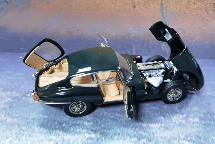 Jaguar E-Type 60th Anniversary 1:18 Die-Cast Alloy Model (Classic Sealed Box Edition)
