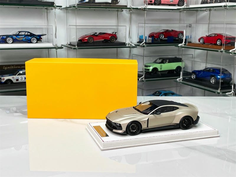 RUNNER 1:18 Aston Martin Valour Resin Model Car