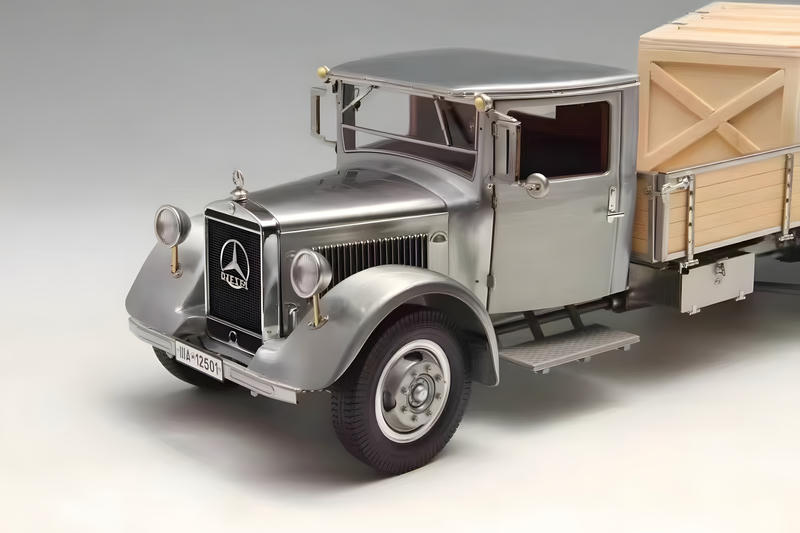 CMC 1:18 Mercedes-Benz LO 2750 Racing Car Transporter— Silver M-171