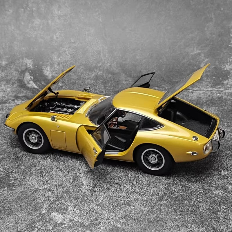 AUTOart 1:18 DeLorean-Inspired Gold Collectible Model (6-Door Opening, Flip-Up Lights, Interior Detail)(79549)