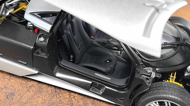 AUTOart Pagani Huayra 1:18 Diecast Car