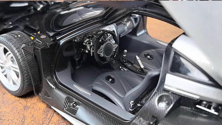 AUTOart Pagani Huayra 1:18 Diecast Car