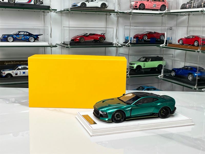 RUNNER 1:18 Aston Martin Valour Resin Model Car