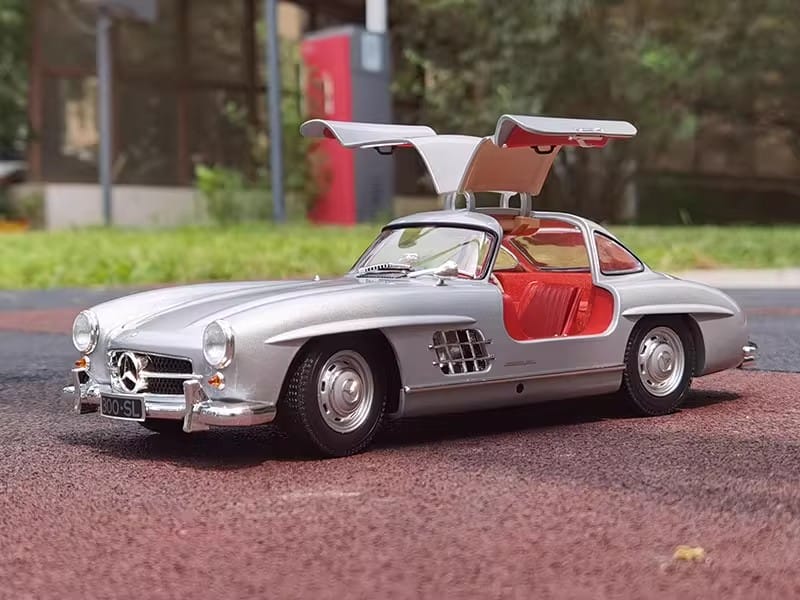 Minichamps 1:18 Mercedes-Benz 300SL W198 1954 “Gullwing” Diecast Model Car