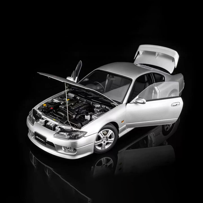 MOTORHELIX 1:18 Nissan Silvia S15 Spec-R Aero 1999 Diecast Model