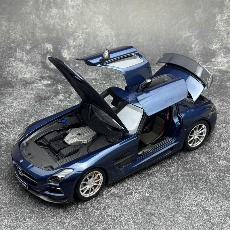 Minichamps 1 :18 Mercedes-Benz SLS AMG RoadsterDiecast Model Car – Metallic Blue