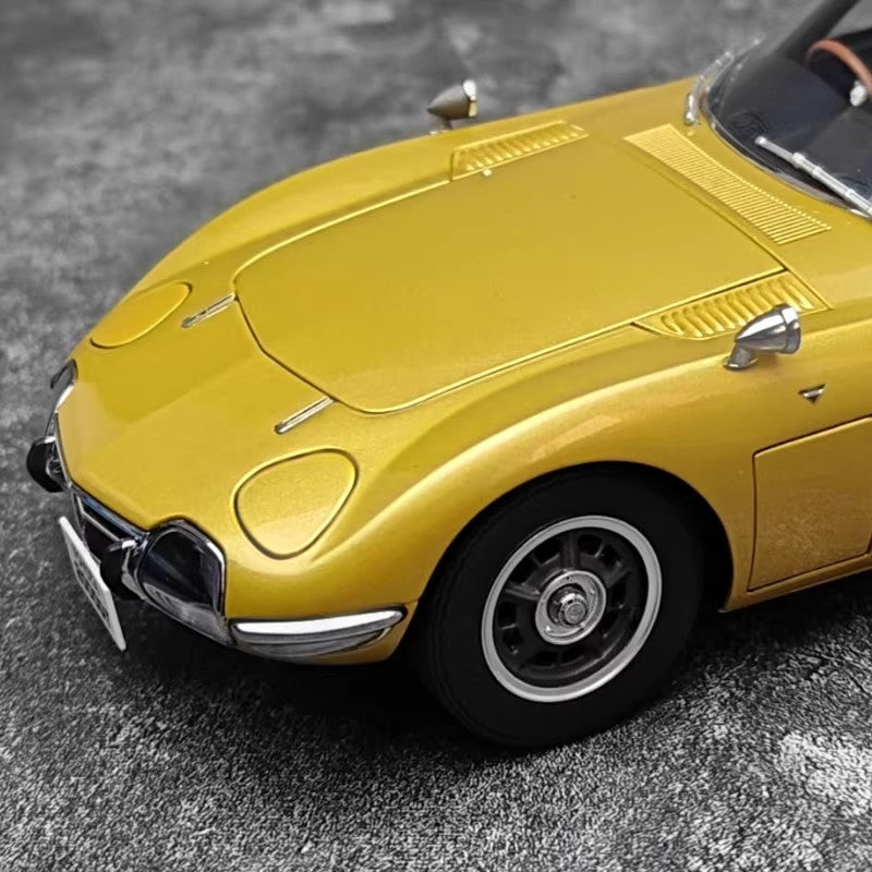 AUTOart 1:18 DeLorean-Inspired Gold Collectible Model (6-Door Opening, Flip-Up Lights, Interior Detail)(79549)