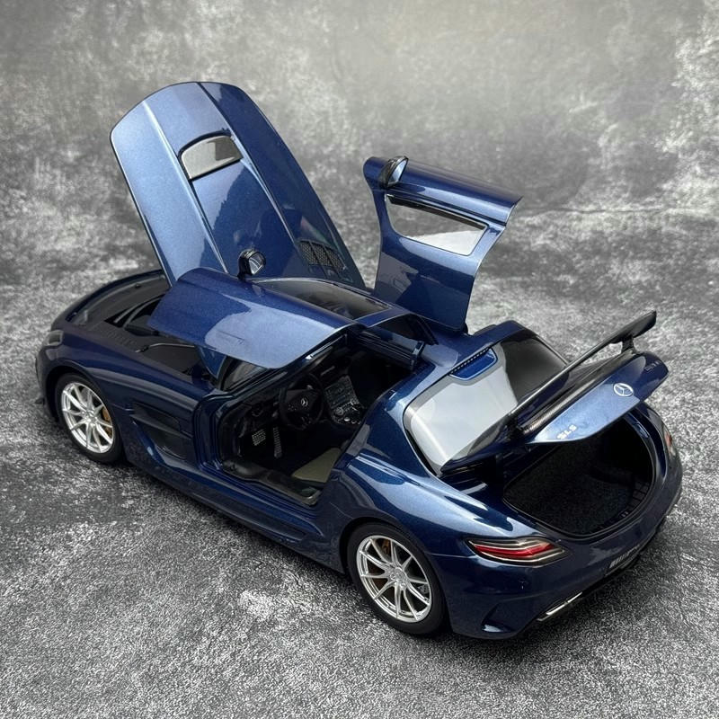 Minichamps 1:18 Mercedes-Benz SLS AMG RoadsterDiecast Model Car – Metallic Blue
