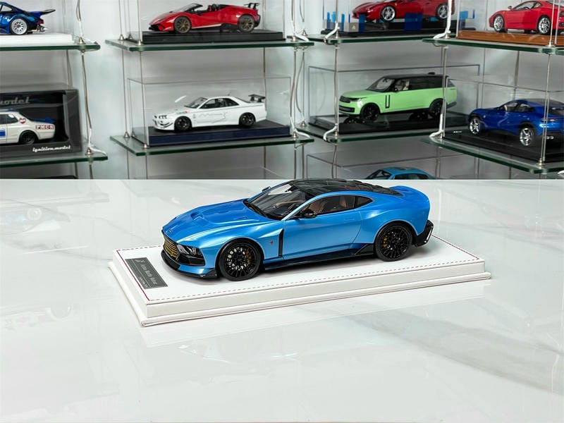 RUNNER 1:18 Aston Martin Valour Resin Model Car