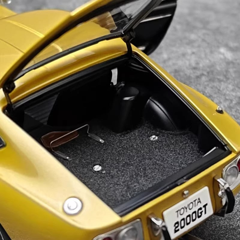 AUTOart 1:18 DeLorean-Inspired Gold Collectible Model (6-Door Opening, Flip-Up Lights, Interior Detail)(79549)