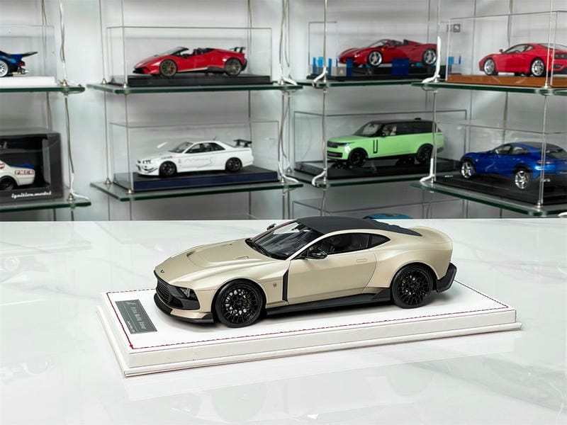 RUNNER 1:18 Aston Martin Valour Resin Model Car