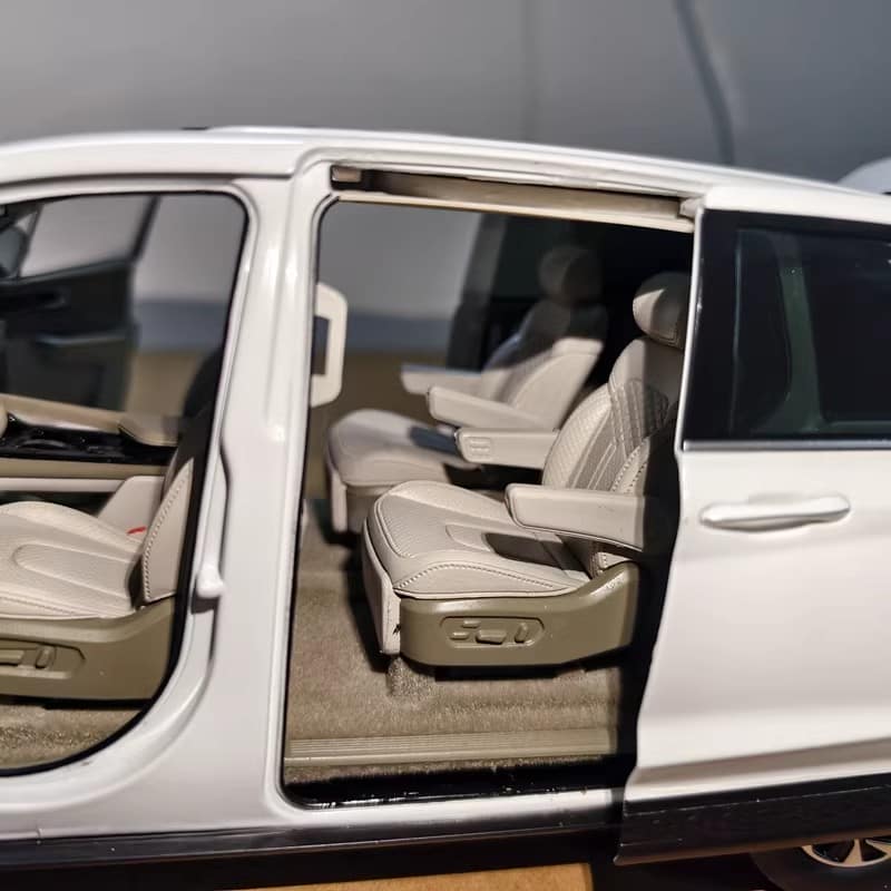 Original Factory 1:18 Hyundai Custo MPV Diecast Model