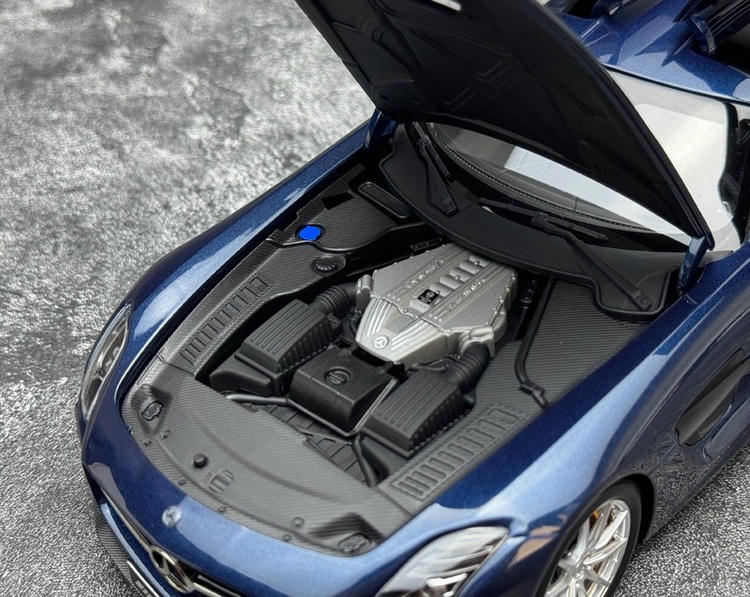 Minichamps 1:18 Mercedes-Benz SLS AMG RoadsterDiecast Model Car – Metallic Blue