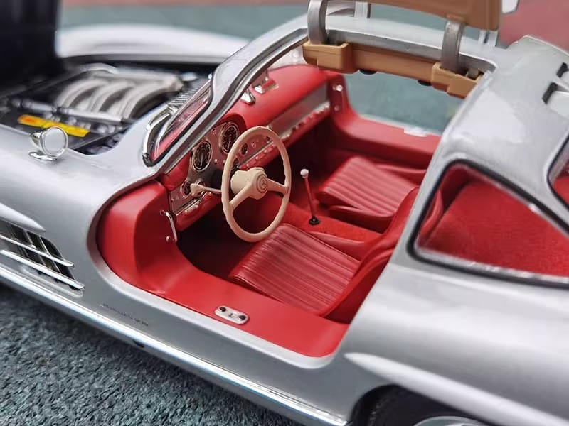 Minichamps 1:18 Mercedes-Benz 300SL W198 1954 “Gullwing” Diecast Model Car