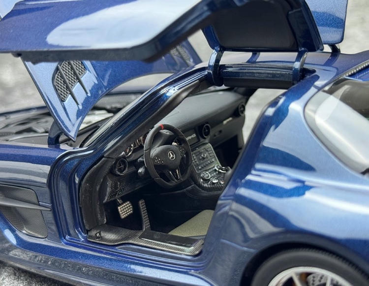 Minichamps 1:18 Mercedes-Benz SLS AMG RoadsterDiecast Model Car – Metallic Blue