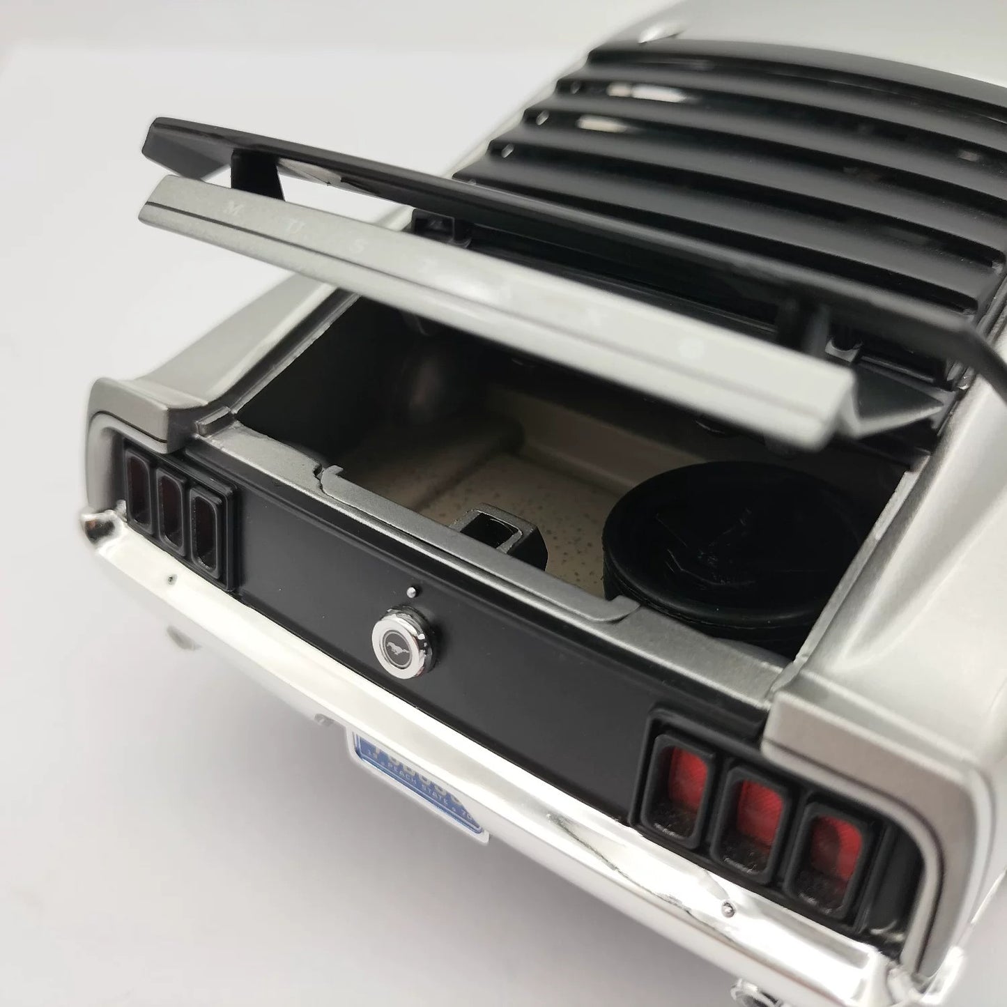 ACME 1:18 1970 Ford Mustang Boss 302 Diecast Model