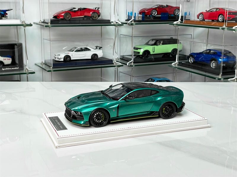 RUNNER 1:18 Aston Martin Valour Resin Model Car