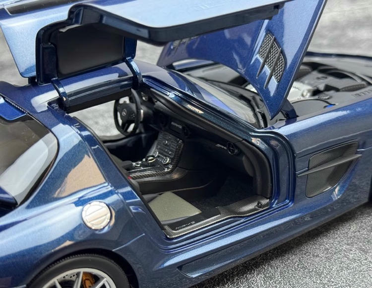 Minichamps 1:18 Mercedes-Benz SLS AMG RoadsterDiecast Model Car – Metallic Blue