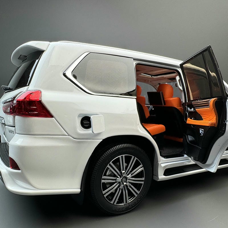 LCD 1:18 Lexus LX570