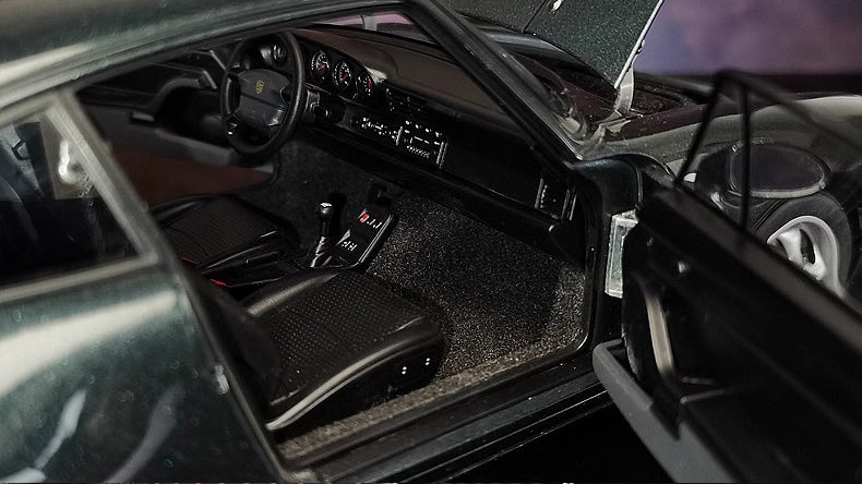 AUTOart 1:18 Porsche 911 (993) Carrera Diecast Car Model