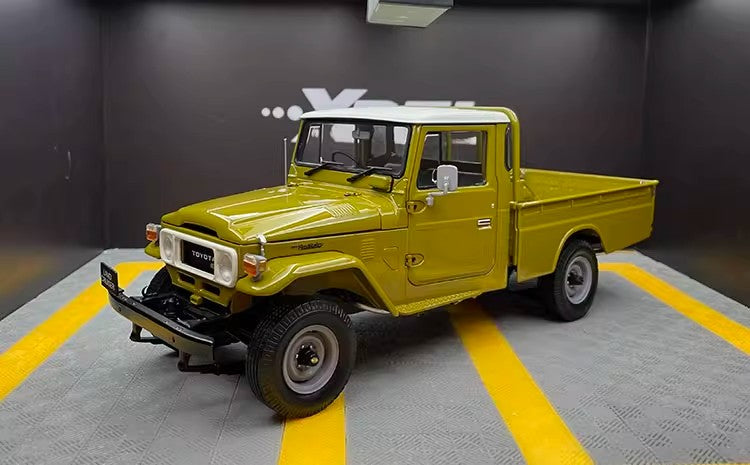Toyota Land Cruiser LC40 Pickup 1:18 Die-Cast Model by Kyosho (Classic Utility Edition)