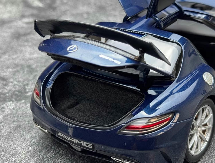 Minichamps 1:18 Mercedes-Benz SLS AMG RoadsterDiecast Model Car – Metallic Blue