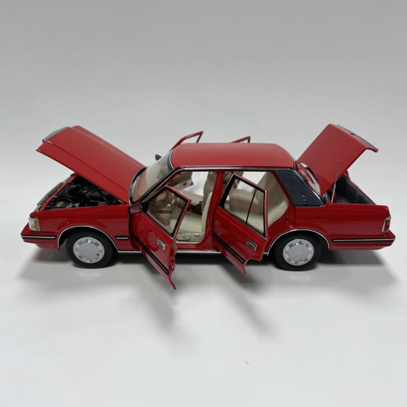 Xiaoguang 1:18 Toyota Crown MS122 Diecast Car-Red