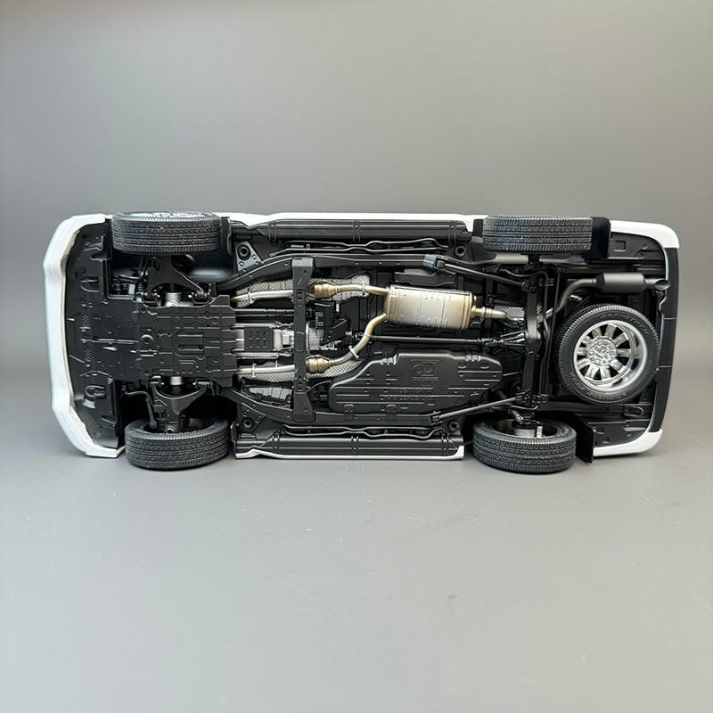 LCD 1:18 Lexus LX570