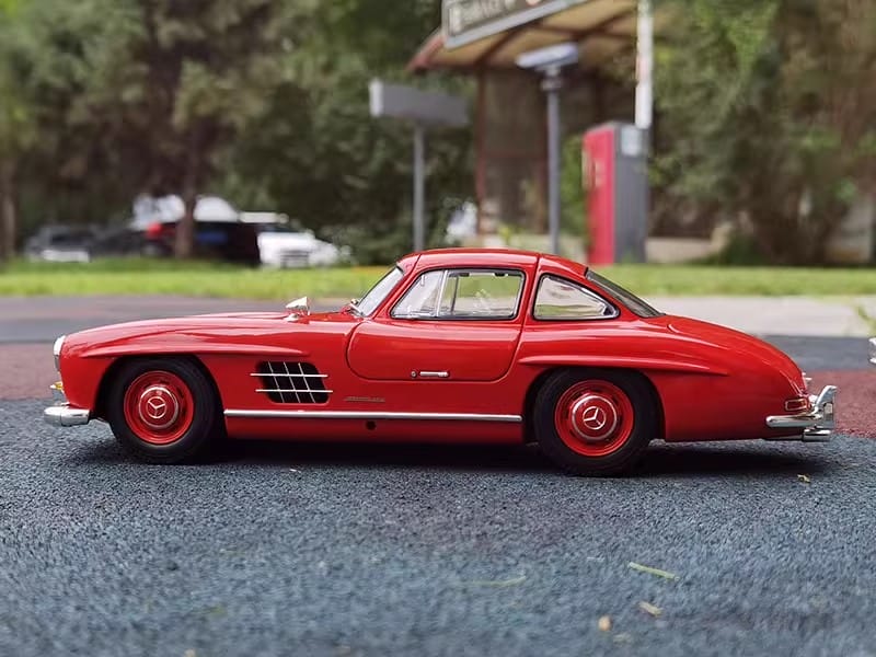 Minichamps 1:18 Mercedes-Benz 300SL W198 1954 “Gullwing” Diecast Model Car