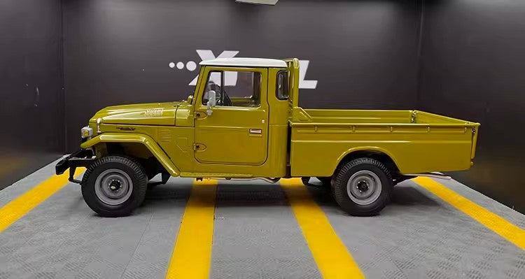 Toyota Land Cruiser LC40 Pickup 1:18 Die-Cast Model by Kyosho (Classic Utility Edition)