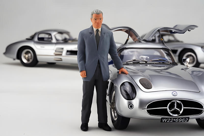 CMC 1:18 Mercedes-Benz 300 SLR Uhlenhaut Coupé 1955 Diecast Car – Silver M-246 Puppet Version