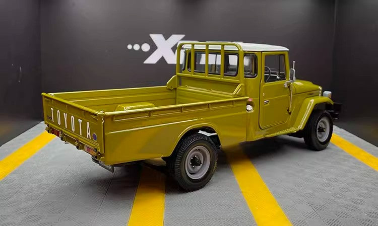 Toyota Land Cruiser LC40 Pickup 1:18 Die-Cast Model by Kyosho (Classic Utility Edition)