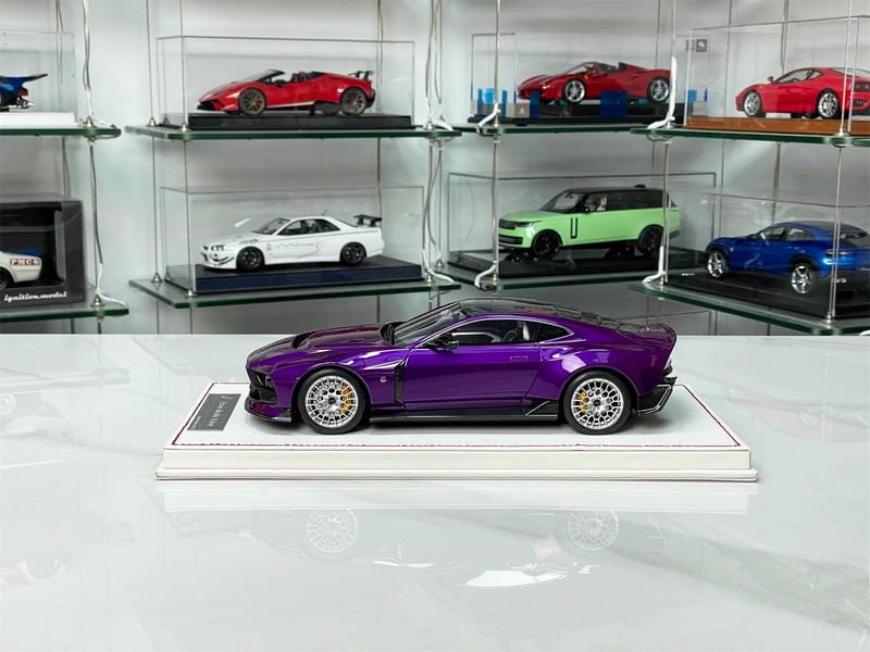 RUNNER 1:18 Aston Martin Valour Resin Model Car