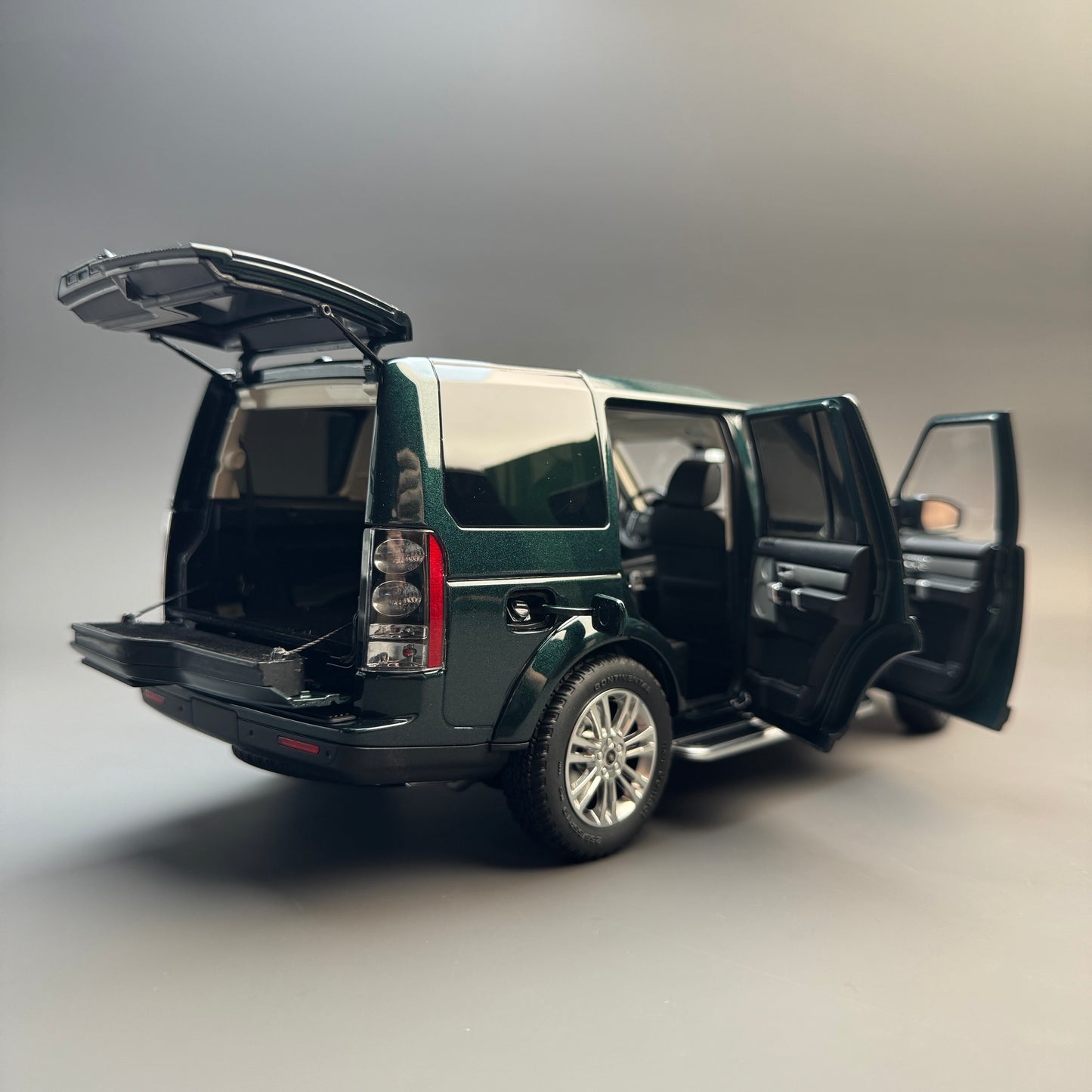 Whelart 1:18 Land Rover Discovery 4 Diecast Car