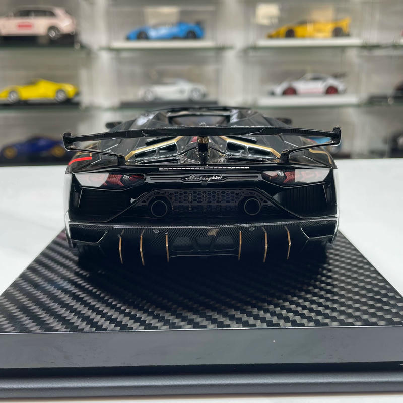 Runner & Ultra Unique 1:18 Lamborghini Aventador SVJ Resin Model